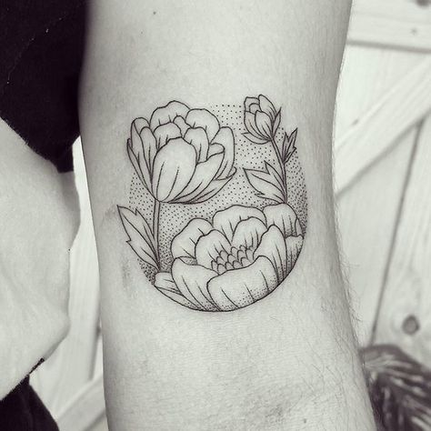 Floral tattoo Flores Tattoo, Circle Tattoo, Circle Tattoos, Wildflower Tattoo, Poppies Tattoo, Hand Poked Tattoo, Inked Tattoo, Botanical Tattoo, Girly Tattoos