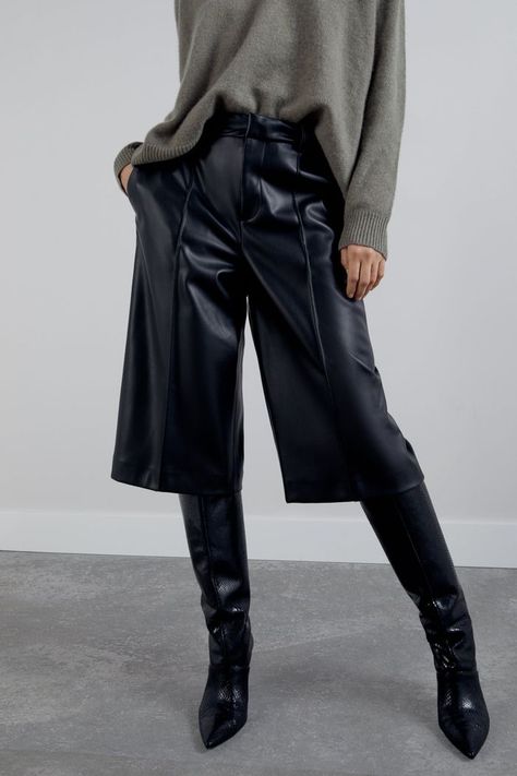 Zara Faux Leather Shorts Elsa Style, Leather Shorts Outfit, Short Cuir, Leather Culottes, Boots Outfits, Leather Outfits, Faux Leather Shorts, Leather Pants Outfit, 2020 Fashion Trends