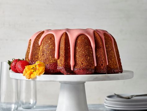 Poke cake meets pound cake in this must-make spring dessert. A perfectly moist, dense vanilla pound cake (with a delightful hint of almond) is filled with a fresh strawberry filling—adding to the cake's tender crumb and providing the perfect fruity sweet-tart flavor balance. Finish the whole thing off with an eye-catching fresh strawberry glaze, and you have a supremely awesome cake on your hands. Be warned, if you share this pound cake with friends, you'll need to be ready to share the recipe a Easter Jello, Blackberry Jam Cake, Jello Pudding Desserts, Cake With Strawberry, Gelatin Recipes, Fruity Cake, Cake Strawberry, Strawberry Glaze, Jello Desserts