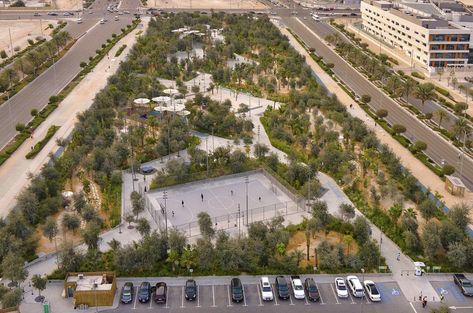 With its innovative biodiversity, microclimate, and social activities, Al Fay Park is a paradigm shift in how to design and implement nature in the dense megacities of the Middle East. The park is designed by Danish nature-design stars SLA. A new kind of urban nature park has seen the light of day in Abu Dhabi. Gone are the water-consuming and soulless ‘Las Vegas landscapes’ of the past. Enter Al Fay Park – a new 27,500 m2 public park in downtown Abu Dhabi that signals a new kind of Middle Easte Types Of Forests, Areas Verdes, Public Realm, Urban Nature, Urban Park, Urban Oasis, Iconic Buildings, Public Park, Parking Design