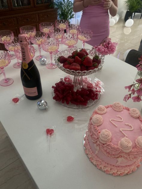 February Birthday Cake, Birthday 22 Aesthetic, February Birthday Party Ideas, Valentines Theme Party, Picnic Party Decorations, Classy Birthday, Brunch Party Decorations, Valentines Birthday, Birthday Dinner Party