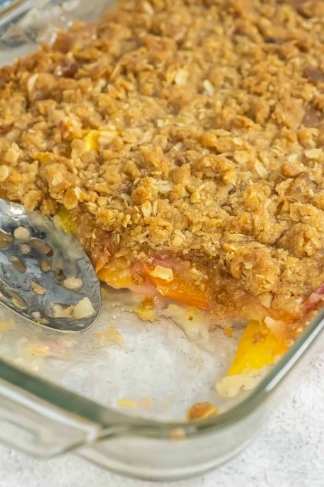 Enjoy a delicious fruit crisp using fresh peaches with this simple and easy peach crisp recipe. It is an easy dessert for peach season with a buttery crisp topping. Peach Crisp Pioneer Woman, Peach Crisp With Frozen Peaches, Peach Desserts With Fresh Peaches, Peach Crisp With Fresh Peaches, Easy Peach Crisp Recipe, Fresh Peach Crisp, Easy Peach Crisp, Fruit Crisp Recipe, Fresh Peach Recipes