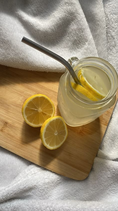 Drinking Hot Water, Drinking Lemon Water, Water Aesthetic, Healthy Food Motivation, Healthy Girl, Healthy Lifestyle Inspiration, Detox Water, Lemon Water, Food Diary