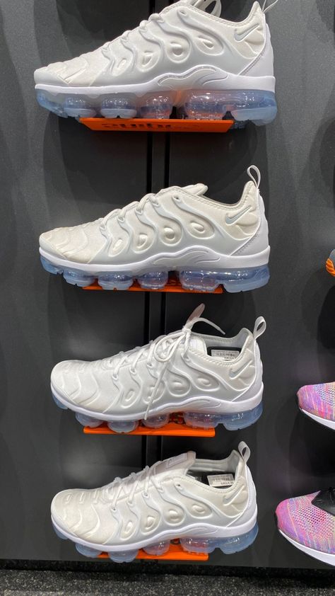 Nike Vapormax Plus White, Vapormax Plus Outfit, Nike Drill, Track Outfits, Nike Vapormax Plus, Vapormax Nike, Vapor Max, Nike Tn, Nike Vapormax