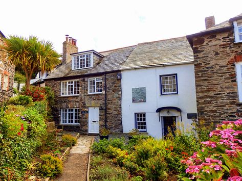 Port Isaac, Cornwall | Port Isaac is a small and picturesque… | Flickr Places In Cornwall, Cornish Cottage, Port Town, Port Isaac, North Cornwall, Wales Travel, Doc Martin, Cornwall England, Town House