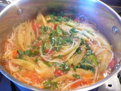 Canh Chua Recipe, Easy Asian Dishes, Soup With Tomatoes, Sweet And Sour Soup, Vietnamese Recipe, Vietnamese Foods, Gluten Free Meal Prep, Asian Soups, Canh Chua