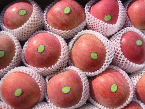 These are my favorite, Fuji Apples! Any other apple pales in comparison. Still trying to find a good substitute when I can get Fujis. Any suggestions? Fuji Apple, Fruit Drinks, Fresh Apples, Qingdao, Fresh Fruit, New Season, Apples, Easter Eggs, Dubai