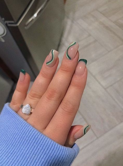 10 Pretty Dip Powder Nails Ideas Spring You’ll Want to Try. nude dip powder nails with swirled nail art Cute Dip Powder Nails Ideas Spring Inspiration #dippowdernailsideasspring #dippowdernailsideasspring2023 #dippowdernailsideasspringdesign Green And Gold Swirl Nails, Green Nails Dip Powder, Green Biab Nails, Uñas Dip Powder, Green Dip Powder Nails, Nail Ideas Dip Powder, Short Dip Powder Nails Spring, Dip Powder Designs, Sns Nail Art