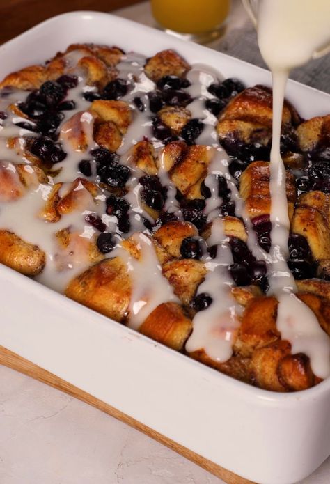 Blueberry Cinnamon Roll Breakfast Bake, Cinnamon Rolls With Blueberries, Blueberry Cinnamon Roll Bake, Xmas Morning Breakfast Ideas, Blueberry Cinnamon Roll Casserole, Blueberry Breakfast Recipes, Cinnamon Roll Breakfast Bake, Blueberry Sweets, Cinnamon Roll Breakfast Casserole