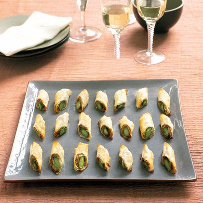 Mary Berry's asparagus rolls recipe. For the full recipe and more, click on the picture or visit RedOnline.co.uk Filo Rolls, Easy Dinner Party Recipes, Christmas Canapes, Canapes Recipes, Mary Berry Recipe, Christmas Recipes Easy, Parma Ham, Goats Cheese, Party Appetizers Easy