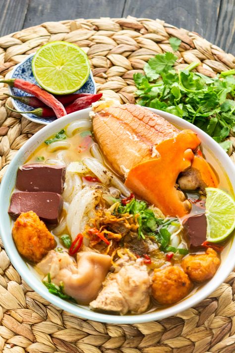 This slurp-worthy bowl of Banh Canh Cua has an explosive fresh crab flavor and slippery tapioca noodles for every noodle soup lover! With a sticky, thick seafood broth topped with aromatic herbs, it's a gem everyone needs to try. #banhcanhcua #tapiocanoodles #tapiocanoodlesoup #vietnamesenoodlesoup Banh Canh Cua, Tapioca Noodles, Banh Canh, Seafood Broth, Crab Food, Viet Food, Vietnam Food, Easy Asian Recipes, Asian Soup