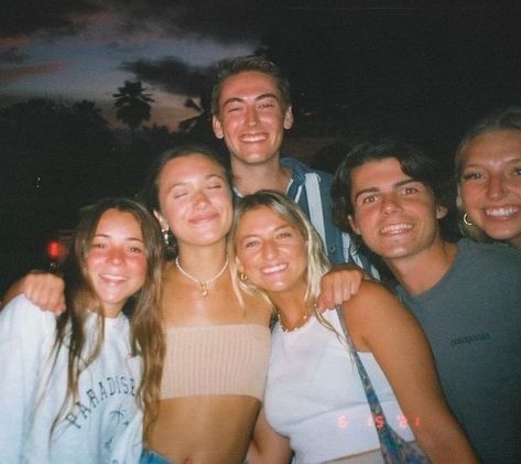 Disposable Camera Summer, Hannah Meloche, Disposable Film Camera, Beach Week, Friend Vacation, Film Pictures, Dream Friends, Senior Trip, Disposable Camera