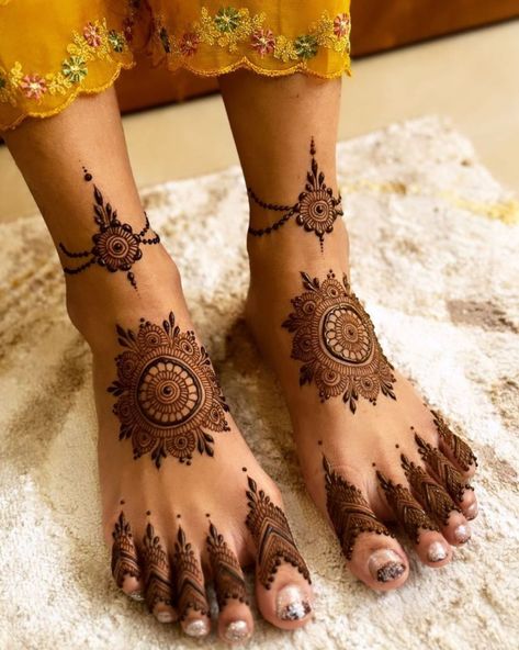 Minimal Mehendi Designs for Feet Bridal Mehndi Designs Feet Brides, Bridal Henna Leg Designs, Mehndi Design On Foot, Minimal Foot Mehendi Design, Foot Mhendi Dessin, Feet Designs Mehndi, Minimal Leg Mehendi Design, Mehendi Foot Design, Bridal Leg Mehendi Designs Latest