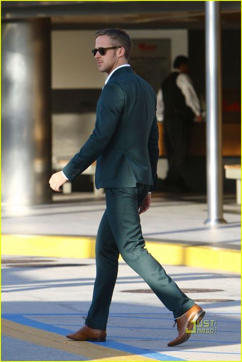 Ryan Gosling Ryan Gosling Suit, Ryan Gosling Style, Ryan Kwanten, Райан Гослинг, Ryan Guzman, Mens Fashion Blog, Suit Men, Mens Fashion Inspiration, Green Suit