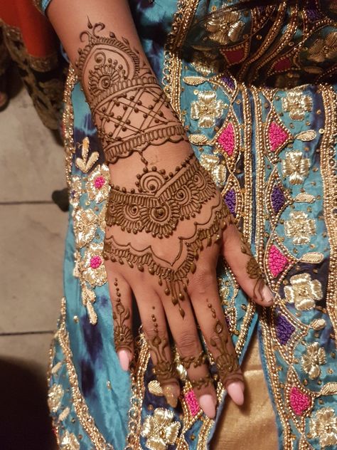 Border with triangle #triangledesign # hennapro #nonbridal #partydesign #partymehndi #mehndi #henna Mehndi Net Designs, Bridal Border Mehndi Design, Darshita Mehndi, Shawl Styling Henna Mehndi London, Mandala Bridal Henna, Triangle Design, Henna Mehndi, Bridal Henna, Party Design