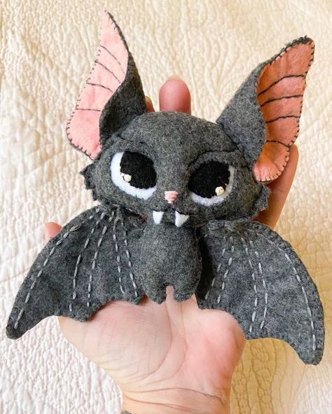 Bat Plush Pattern, Halloween Decorations Bats, Halloween Felt Crafts, Felt Ornaments Diy, Bat Plush, Cottagecore Room, Halloween Bat Decorations, Felt Toys Patterns, Crochet Friends