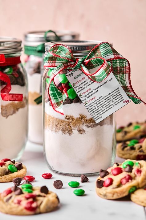 Dry Cookie Ingredients In A Jar, Cookies In Mason Jar Gift, Sugar Cookies In A Jar Recipe, Jarred Cookie Mixes, Cookie Jar Recipe Gift, Cookie Mix In A Jar Christmas, M&m Cookies In A Jar, Cookie Jar Christmas Gifts, Cookie Dough In A Jar