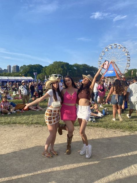 #chicago #festivalfashion #festivaloutfit #sueños #music #besties #poseideas Suenos Festival, Chicago Outfit, Festival Inspo, Festival Outfit, Chicago, Festival, Outfit Inspo, Music, Quick Saves