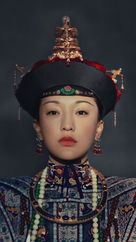 Imperial dress of Qing dynasty Empresses: (1636–1912) Model Meme, Turandot Opera, Qing Dynasty Fashion, Dynasty Fashion, Chinese Dynasties, Chinese Military, Crown Aesthetic, Yanxi Palace, Hawaii Wall Art