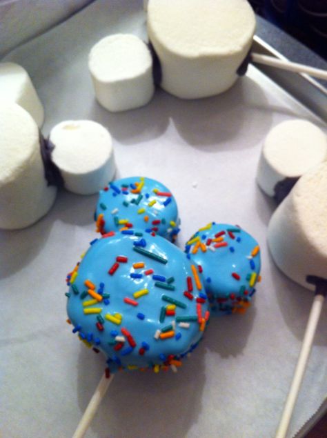 Mickey marshmallows pop!!! Mickey Desserts, Mickey Mouse Cake Pops, Mickey Mouse Food, Big Marshmallows, Mickey Mouse Birthday Theme, Miki Mouse, Disney Inspired Food, Mickey Mouse Bday, Mickey Mouse Clubhouse Birthday Party