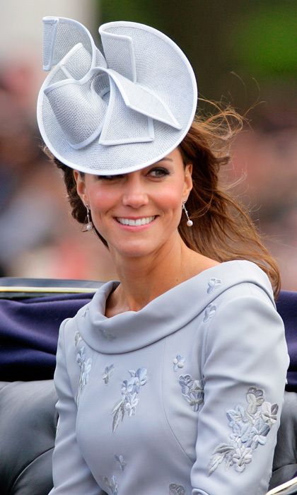 Kate Middleton's best hat moments - the best pictures - Photo 15 Ducesa Kate, Estilo Meghan Markle, Kate Middleton Hats, Principe William Y Kate, Herzogin Von Cambridge, Princesse Kate Middleton, Estilo Kate Middleton, Prins William, Trooping The Colour