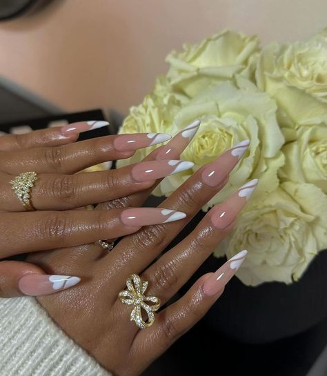 The Nail Connection | Side heart tips 🤩🤍 📸: @klawsbysonia Follow @thenailconnection for more 💅🏽✨ #whitenails #heartnails #gelx #almondnails #nailart… | Instagram White French Nails, Long Nail Designs, Pointed Nails, White Nail Designs, Nail Tattoo, Silver Nails, Heart Nails, Chic Nails, Dope Nails