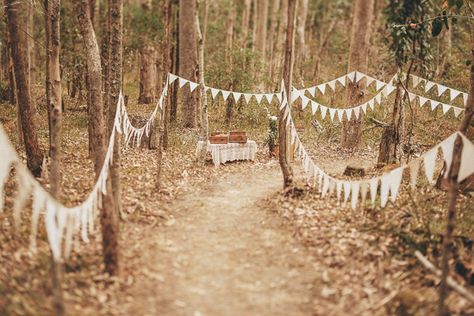 Wedding Bunting Ideas, Bush Wedding, Wedding Bunting, Polka Dot Wedding, Cake Wedding, Outdoor Wedding Decorations, Wedding Pins, Wedding Preparation, Wedding Ceremony Decorations