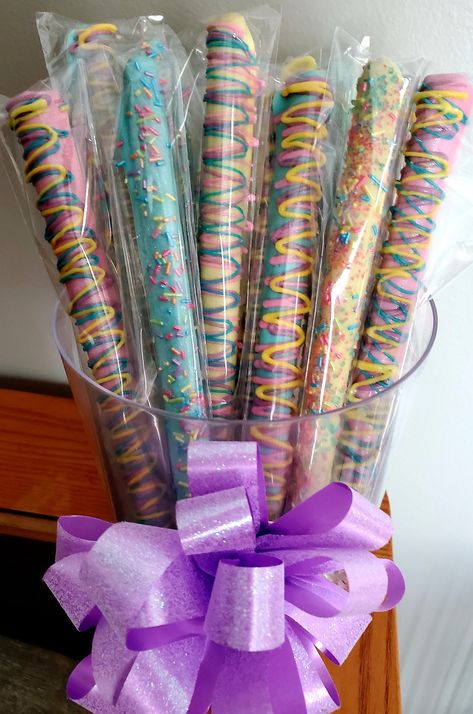 Chocolate covered pretzels Treats Aesthetic, Easter Strawberry, Chocolate Covered Pretzel Sticks, Sanrio Birthday, Pastry Ideas, Mothers Day Chocolates, Dipped Pretzels, Chocolate Covered Pretzel Rods, Chocolate Dipped Pretzels