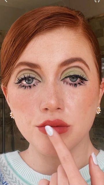 Geena’s Makeup 🦋 on Instagram: "60s makeup inspired by Twiggy! Found this in the drafts 😊 @urbandecaycosmetics wild greens palette @bareminerals liner @kosas brow pop @maccosmetics stack @iliabeauty multi stick @peripera_official lip/cheek tint #60smakeup #60sfashion #60slook #twiggy #twiggymakeup #decadesday #decades #eyelinertutorial #eyeliner #makeupinspo #makeupinspiration #greenmakeup #makeupideas" 50s 60s Makeup, 60s Makeup Green, 1963 Makeup, 70s Vegas, 60s Makeup Looks, 60s Makeup And Hair, Greens Palette, 60s Fits, 60s Inspired Makeup