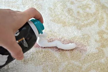 Remove Makeup Stains, Cleaning Carpet Stains, Carpet Diy, Clean Carpet, Red Wine Stains, Stain Remover Carpet, Removing Carpet, Diy Carpet Cleaner, Carpet Cleaning Solution