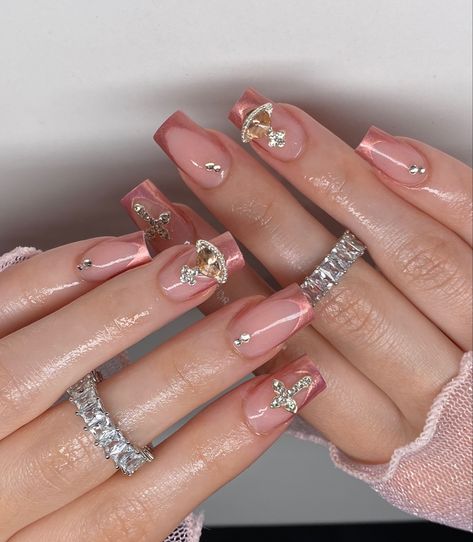 Short Taper Square Nails, Rose Gold Nails Acrylic Short, Rose Gold Chrome French Tip Nails, Rose Gold Nails Short, Mauve And Gold Nails, Rose Gold And White Nails, Chrome Rose Gold Nails, Rose Gold Prom Nails, Champagne Pink Nails