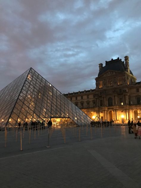 France Aesthetic Louvre, The Louvre At Night, Paris Louvre Museum Aesthetic, The Louvre Paris, Musée Aesthetic, Louvre Museum Paintings, The Louvre Aesthetic, Paris Museum Aesthetic, Louvre Museum Aesthetic