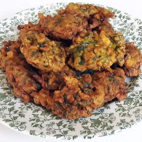 Chard Fritters, Leafy Greens Recipes, Fritters Recipe, Veggie Meals, Traditional Dishes, Yellow Foods, Fritter Recipes, Southern Spain, Swiss Chard