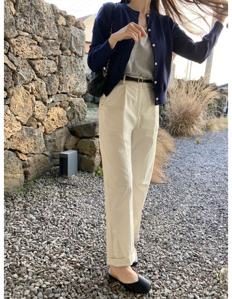 Modern French Outfit, Casual Tailored Style Women, Korean Work Outfit, Korean Business Casual, Ivory Outfit, Ootd Korean Style, Female Office, Simple Casual Outfits, Diy Vetement