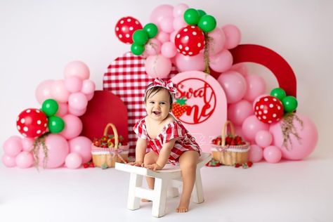 Cake Smash Inspiration, 1st Birthday Party Favors, 1st Birthday Pictures, Fruit Birthday, Baby Birthday Themes, Strawberry Party, Smash The Cake, Smash Cake Photoshoot