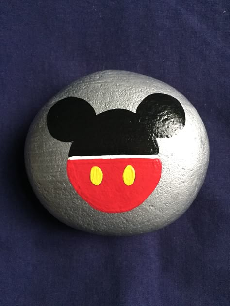 Disney Rock Painting Ideas Easy, Mickey Mouse Painted Rocks, Disney Rock Painting Ideas, Disney Painted Rocks, Rock Painting Idea, Happy Stone, Garden Decor Crafts, Painted River Rocks, Happy Rock