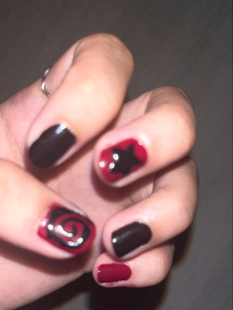 Nails To Paint Yourself, Horror Nail Art Short, Red Black Short Nails, Black Red Nails Short, Easy Painted Nails, Black And Red Short Nails Ideas, Gel Nail Inspo Short Natural, Formal Black Nails, Tomboy Nails Ideas Short