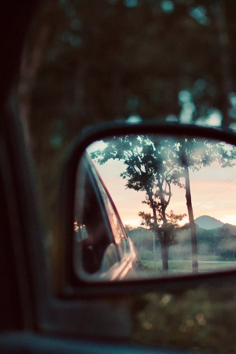 Photo Bokeh, Classic Car Photoshoot, Road Landscape, Side Mirror Car, Mirror Photography, Reflection Photos, Reflection Photography, Blur Photo, Mirror Reflection