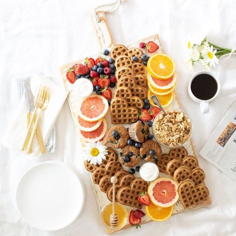 Classic Waffle Recipe, Breakfast Charcuterie, Banana Bread Pancakes, Pretty Breakfast, Brunch Board, Fraiche Living, Valentines Breakfast, Vegan Pancake Recipes, Dessert Board