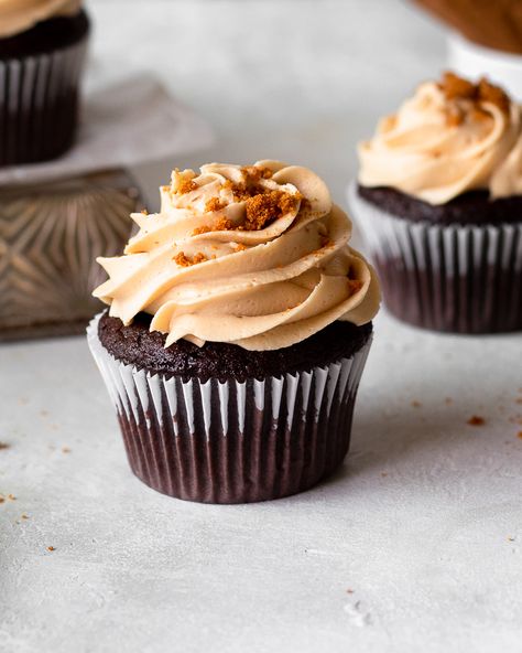 Cookie Butter Frosting, Snickers Cupcakes, Chocolate Cupcakes With Peanut Butter, Cupcakes With Peanut Butter Frosting, Powdered Sugar Cookies, Delicious Cupcakes Recipes, Chocolate Peanut Butter Cupcakes, Dark Chocolate Cupcakes, Chocolate Cupcakes Moist