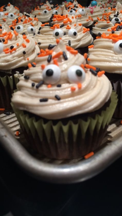 More Halloween chocolate caramel cupcakes!! Cupcakes Aesthetic, Chocolate Caramel Cupcakes, Birthday 25, Caramel Cupcakes, Halloween Dessert, Halloween Baking, Halloween Chocolate, Halloween Vibes, Halloween Inspo