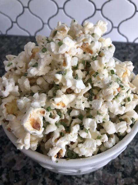 Garlic Popcorn, Flavored Popcorn Recipes, Dill Pickle Recipe, Stromboli Recipe, Homemade Popcorn, Popcorn Snacks, Popcorn Seasoning, Flavored Popcorn, Gourmet Popcorn