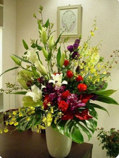 Flowers Arrangements Ideas, Hotel Flower Arrangements, Glass Decor Ideas, Arreglos Ikebana, Summer Flower Arrangements, Contemporary Flower Arrangements, Hotel Flowers, Small Flower Arrangements, Large Floral Arrangements