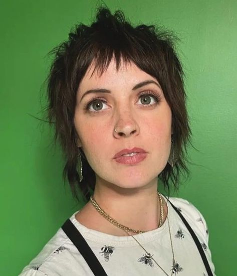 Edgy Short Straight Shag for Fine Hair Short 70s Shag Hairstyles, Short Shag For Thinning Hair, Mullet Fine Straight Hair, Shag Haircut No Fringe, Short Shaggy Hairstyles For Fine Hair, Long Pixie Shag Haircut, Pixie Shag Mullet, Edgy Hair 2023, Edgy Bangs With Medium Hair