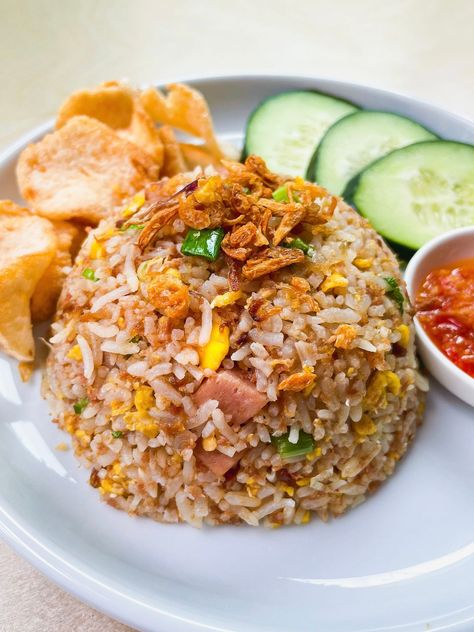 20 Minute Nasi Goreng Recipe Plating Nasi, Nasi Goreng Recipe, Delicious Rice Recipes, Tasty Rice Recipes, Indonesian Fried Rice, Pasta And Beans, Kecap Manis, Delicious Rice, Indonesian Cuisine