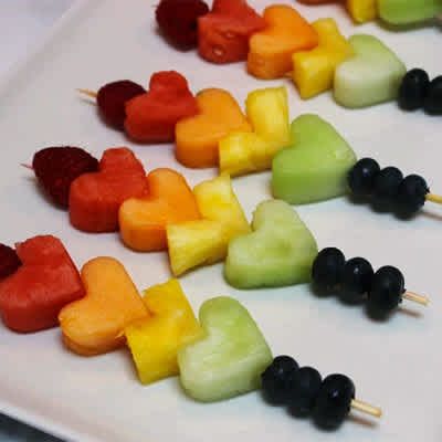 9. Fresh Fruit Heart Skewers Heart Healthy Snacks, Party Fruit, Fruit Hearts, Fruit Platter Designs, Fruit And Veggies, Decorações Com Comidas, Fruit Skewers, Fruit Kabobs, New Fruit