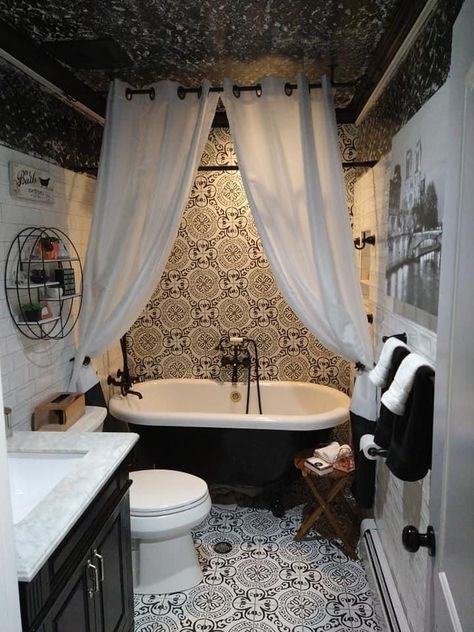 Shower curtains Victorian Style Bathroom Vintage, Fancy Shower Curtain Ideas Bathroom, Clawfoot Tub Shower Combo Bathroom Layout Ideas, Claw Tub Bathroom Ideas, Fairytale Bathroom, Clawfoot Tub With Shower, Victoria Bathroom, Victorian House Bathroom, Bathroom Shower Decor