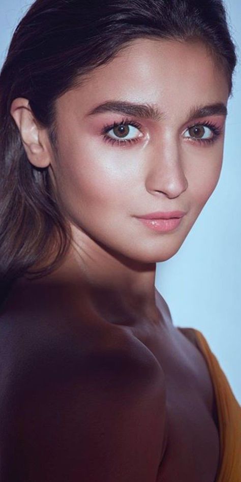 Alia Bhatt Makeup, Mahesh Bhatt, Alia Bhatt Photoshoot, Indian Bollywood, Alia Bhatt, Bollywood Stars, Best Actress, American Actors, Bollywood Actress