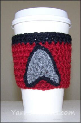 Star Trek cup cozy....Love love love! Crochet Star Trek, Star Trek Badge, Coffee Cup Cozy Pattern, Geek Crochet, Cup Cozy Pattern, Crochet Mug Cozy, Crochet Coffee Cozy, Geeky Craft, Crochet Mug