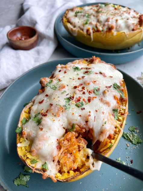 Marinara Spaghetti, Baked Spaghetti Squash Recipes, Ground Turkey Spaghetti, Spaghetti Squash Boats, Healthy Squash Recipes, Spaghetti Squash Recipes Healthy, Spaghetti Squash Boat, Turkey Spaghetti, Squash Boats